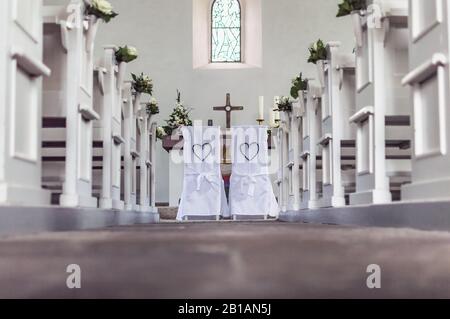 Série mariage : église de la vue de dessous blanc et lumineux Banque D'Images