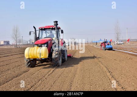 Hebei,LES Fermiers CHINOIS de la coopérative de pommes de terre shenghui plantent des pommes de terre par machine dans le village de loudi, ville de dongwang, ville de xinle, Shijiazhuang, province de Hebei, 23 février 2020 (photo de drone).Tout En faisant un bon travail dans la prévention et le contrôle de l'épidémie de la pneumonie de Novel coronavirus, les agriculteurs saisissent le temps agricole, Occupé dans la tête de champ, commencer le travail de labour de printemps.(USAGE ÉDITORIAL SEULEMENT. Sortie Chine) (photo de /Sipa USA) Banque D'Images