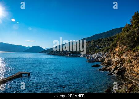 Vue panoramique sur la plage de Megalos Mourtias dans l'ouest de l'île d'Alonisos et la formation rocheuse. Paysage naturel, beau paysage grec. Banque D'Images