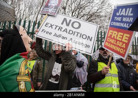 Londres, Royaume-Uni. 24 février 2020. Les partisans de Julian Assange devant la Cour des magistrats de Belmarsh à Woolwich, Londres, Royaume-Uni, le 24 février 2020. L'audience d'extradition d'un fondateur de Wikileaks qui dure une semaine commence aujourd'hui. (Photo De Claire Doherty/Sipa Usa) Crédit: Sipa Usa/Alay Live News Banque D'Images