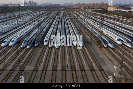 Vue aérienne des trains à grande vitesse CRH (China Railway High-speed) à une station de base d'entretien à Wuhan, dans la province de Hubei en Chine centrale, le 23 février 2020. (Photo de YFC / Costfoto/Sipa USA) Banque D'Images