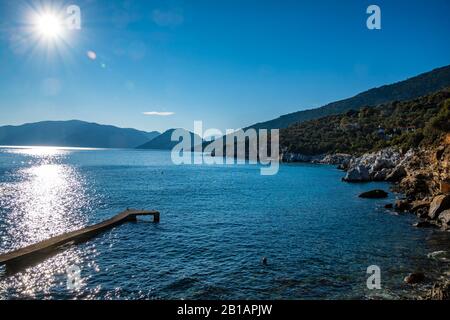 Vue panoramique sur la plage de Megalos Mourtias dans l'ouest de l'île d'Alonisos et la formation rocheuse. Paysage naturel, beau paysage grec. Banque D'Images