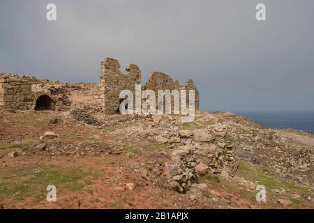 Vestiges du vieux calciner à la mine Abandonnée de Cornish Tin à Geevor près de Pendeen Watch sur le sentier de la côte sud-ouest à Cornwall, Angleterre, Royaume-Uni Banque D'Images