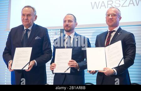 24 février 2020, Varsovie, Mazovian, Pologne: Signature de l'accord entre: L'Agence antidopage polonaise, le Comité olympique polonais et l'Office pour l'enregistrement des médicaments, des matériels médicaux et des produits Biocides avec la participation du Président de l'Agence mondiale antidopage WITOLD BANKA..in la photo: Andrzej KRASNICKI,MICHAL RYNKOWSKI,GRZEGORZ CESSAK (image de crédit : © Hubert Mathis/ZUMA Wire) Banque D'Images