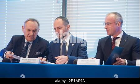 24 février 2020, Varsovie, Mazovian, Pologne: Signature de l'accord entre: L'Agence antidopage polonaise, le Comité olympique polonais et l'Office pour l'enregistrement des médicaments, des matériels médicaux et des produits Biocides avec la participation du Président de l'Agence mondiale antidopage WITOLD BANKA..in la photo: Andrzej KRASNICKI,MICHAL RYNKOWSKI,GRZEGORZ CESSAK (image de crédit : © Hubert Mathis/ZUMA Wire) Banque D'Images