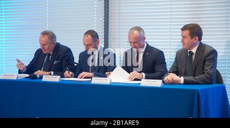 24 février 2020, Varsovie, Mazovian, Pologne: Signature de l'accord entre: L'Agence antidopage polonaise, le Comité olympique polonais et l'Office pour l'enregistrement des médicaments, des matériels médicaux et des produits Biocides avec la participation du Président de l'Agence mondiale antidopage WITOLD BANKA..in la photo: Andrzej KRASNICKI,MICHAL RYNKOWSKI,GRZEGORZ CESSAK,WITOLD BANKA (image de crédit : © Hubert Mathis/ZUMA Wire) Banque D'Images