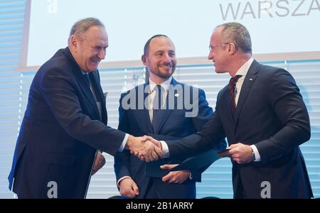 24 février 2020, Varsovie, Mazovian, Pologne: Signature de l'accord entre: L'Agence antidopage polonaise, le Comité olympique polonais et l'Office pour l'enregistrement des médicaments, des matériels médicaux et des produits Biocides avec la participation du Président de l'Agence mondiale antidopage WITOLD BANKA..in la photo: Andrzej KRASNICKI,MICHAL RYNKOWSKI,GRZEGORZ CESSAK (image de crédit : © Hubert Mathis/ZUMA Wire) Banque D'Images