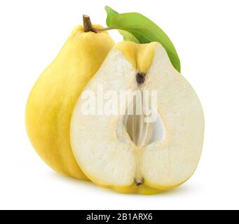 Coing isolé. Un et demi de fruits frais de coing isolés sur fond blanc avec chemin de découpe Banque D'Images