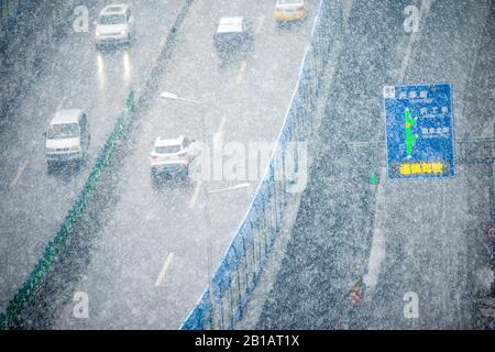 Le 21 février 2020, les voitures voyagent dans de la neige épaisse sur la route à Shenyang City, dans le nord-est de la province de Liaoning en Chine. (Photo de Jingwei / Costfoto/Sipa USA) Banque D'Images