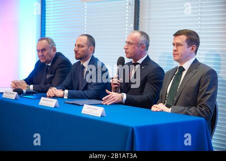 24 février 2020, Varsovie, Mazovian, Pologne: Signature de l'accord entre: L'Agence antidopage polonaise, le Comité olympique polonais et l'Office pour l'enregistrement des médicaments, des matériels médicaux et des produits Biocides avec la participation du Président de l'Agence mondiale antidopage WITOLD BANKA..in la photo: Andrzej KRASNICKI,MICHAL RYNKOWSKI,GRZEGORZ CESSAK,WITOLD BANKA (image de crédit : © Hubert Mathis/ZUMA Wire) Banque D'Images