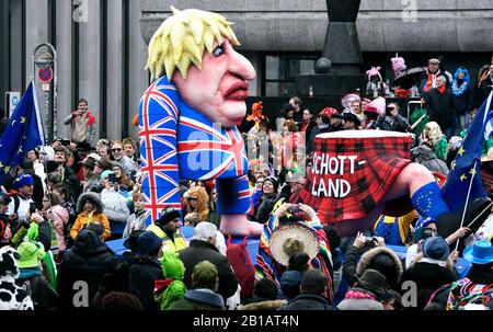 Rose lundi procession à Düsseldorf, voiture à thème de Jaques Tilly au Brexit, Boris Johnson et son problème avec l'Ecosse Banque D'Images