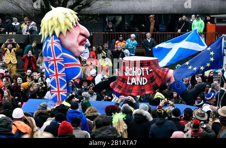 Rose lundi procession à Düsseldorf, voiture à thème de Jaques Tilly au Brexit, Boris Johnson et son problème avec l'Ecosse Banque D'Images