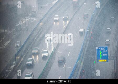 Le 21 février 2020, les voitures voyagent dans de la neige épaisse sur la route à Shenyang City, dans le nord-est de la province de Liaoning en Chine. (Photo de Jingwei / Costfoto/Sipa USA) Banque D'Images