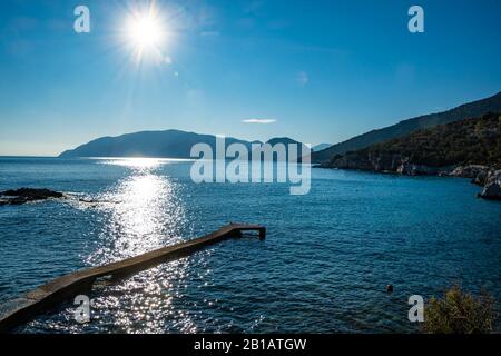 Vue panoramique sur la plage de Megalos Mourtias dans l'ouest de l'île d'Alonisos et la formation rocheuse. Paysage naturel, beau paysage grec. Banque D'Images