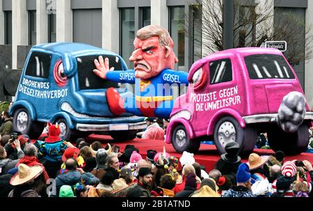 Rose lundi procession à Düsseldorf, voiture à thème par Jaques Tilly à Düsseldorf Lord Mayor Thomas Geisel Problème avec la piste environnementale Banque D'Images