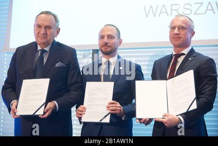 24 février 2020, Varsovie, Mazovian, Pologne: Signature de l'accord entre: L'Agence antidopage polonaise, le Comité olympique polonais et l'Office pour l'enregistrement des médicaments, des matériels médicaux et des produits Biocides avec la participation du Président de l'Agence mondiale antidopage WITOLD BANKA..in la photo: Andrzej KRASNICKI,MICHAL RYNKOWSKI,GRZEGORZ CESSAK (image de crédit : © Hubert Mathis/ZUMA Wire) Banque D'Images