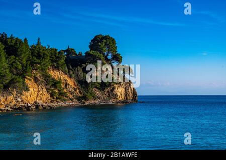 Vue panoramique sur la plage de Megalos Mourtias dans l'ouest de l'île d'Alonisos et la formation rocheuse. Paysage naturel, beau paysage grec. Banque D'Images