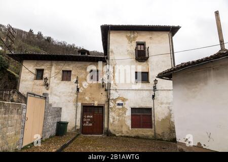 Cangas Del Narcea, Espagne. Maisons traditionnelles dans le quartier d'Entrambasaguas, la partie la plus ancienne de la ville Banque D'Images