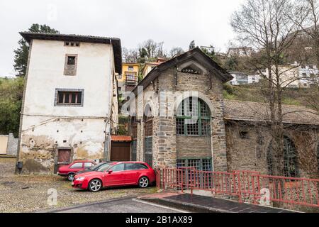 Cangas Del Narcea, Espagne. Maisons traditionnelles dans le quartier d'Entrambasaguas, la partie la plus ancienne de la ville Banque D'Images