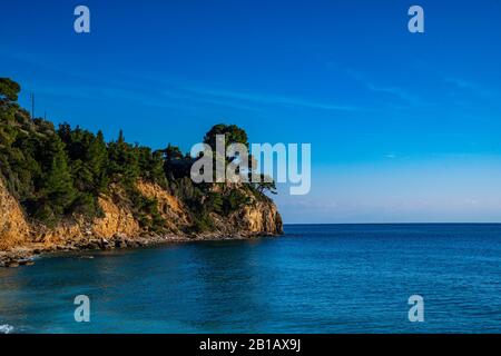 Vue panoramique sur la plage de Megalos Mourtias dans l'ouest de l'île d'Alonisos et la formation rocheuse. Paysage naturel, beau paysage grec. Banque D'Images