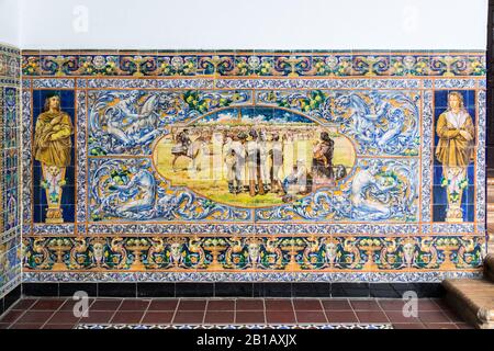 Séville, Espagne. Magnifique azulejo (une forme de carrelage en céramique peinte en étain et en portugais) à la Puerta de Aragon sur la Plaza de Espana Banque D'Images