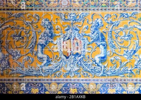 Séville, Espagne. Magnifique azulejo (une forme de carrelage en céramique peinte en étain et en portugais) à la Puerta de Aragon sur la Plaza de Espana Banque D'Images