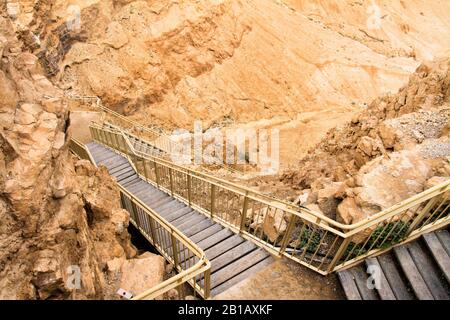 Les escaliers descendent du sommet du plateau de Masada dans le sud d'Israël. Banque D'Images