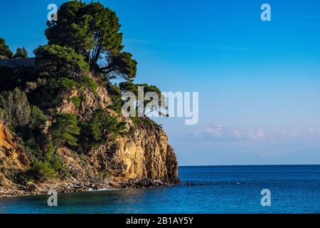 Vue panoramique sur la plage de Megalos Mourtias dans l'ouest de l'île d'Alonisos et la formation rocheuse. Paysage naturel, beau paysage grec. Banque D'Images