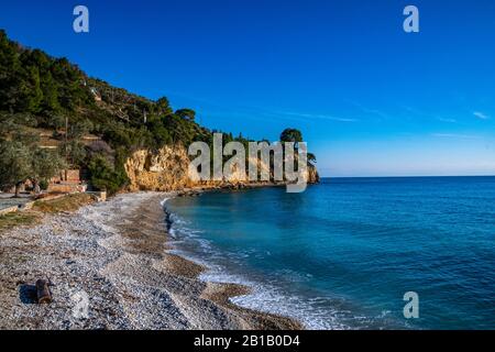 Vue panoramique sur la plage de Megalos Mourtias dans l'ouest de l'île d'Alonisos et la formation rocheuse. Paysage naturel, beau paysage grec. Banque D'Images