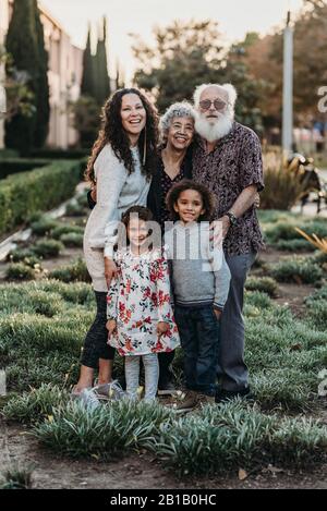 Portrait traditionnel de la famille multigénérationnelle Banque D'Images