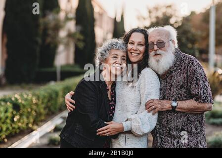 Portrait d'un couple marié âgé actif et d'une fille adulte souriant Banque D'Images