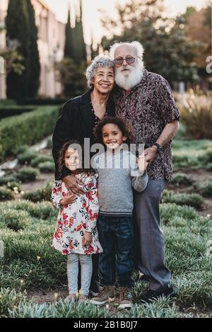 Portrait traditionnel des grands-parents et des petits-enfants debout Banque D'Images