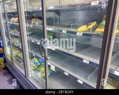 Mantova, Italie - 2020 24 février: Réfrigérateurs vides dans un supermarché en Lombardie pendant l'épidémie de Coronavirus Banque D'Images