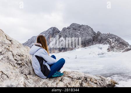 La jeune fille millénaire bénéficie de la vue sur les Alpes, sur le glacier Banque D'Images