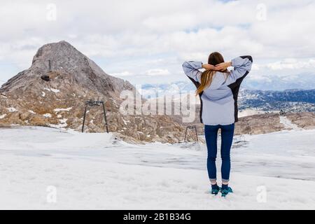 La jeune fille millénaire bénéficie de la vue sur les Alpes, sur le glacier Banque D'Images