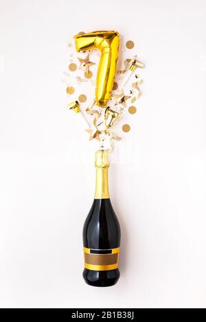 Joyeux anniversaire 7. Bouteille de champagne avec de l'or nombre ballon. Banque D'Images