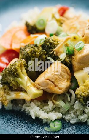 Poulet doux et aigre Paleo sur riz au chou-fleur Banque D'Images