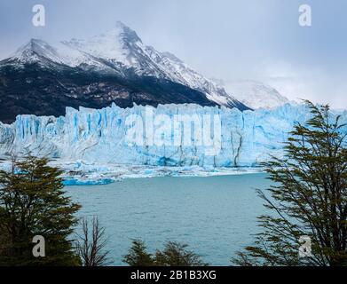 Parc national LOS GLACIARES, ARGENTINE - VERS FÉVRIER 2019: Vue sur le glacier Perito Moreno, un célèbre monument dans le P National de Los Glaciares Banque D'Images