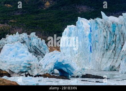 Parc national LOS GLACIARES, ARGENTINE - VERS FÉVRIER 2019: Vue sur le glacier Perito Moreno, un célèbre monument dans le P National de Los Glaciares Banque D'Images