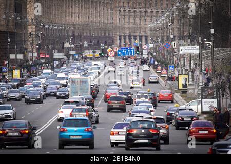 Le trafic est visible sur la rue Khreshchatyk dans le centre de Kiev, en Ukraine, sur le Febareary 20, 2020. Banque D'Images