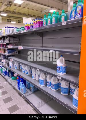 Mantova, Italie - 2020 24 février: Étagères vidées d'eau de Javel dans un supermarché en Lombardie pendant l'épidémie de coronavirus Banque D'Images