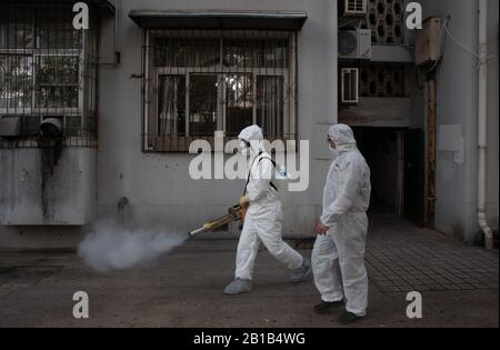 Les volontaires de la communauté chinoise bien protégés désinfectent un quartier résidentiel pour la prévention du nouveau coronavirus et de la pneumonie à Wuhan, dans la province de Hubei en Chine centrale, le 22 février 2020. (Photo de YFC / Costfoto/Sipa USA) Banque D'Images