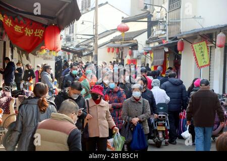 Le 22 février 2020, les personnes portant des masques pour la prévention du nouveau coronavirus et de la pneumonie se bousculent dans une rue pour acheter de la nourriture et des produits de base dans la ville de Suzhou, dans la province de Jiangsu en Chine orientale. (Photo de Wang Jiankang / Costfoto/Sipa USA) Banque D'Images