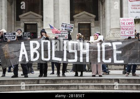 Les manifestants contre les tactiques et les actions DE ICE (Immigration et douanes Enforcement) montrent et mars des marches de la bibliothèque publique de New York sur la 5ème Avenue à Manhattan, New York City qui est déclarée comme une ville de Sanctuary. Banque D'Images