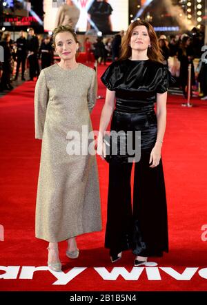 Kristin Scott Thomas (à gauche) et Sharon Horgan présents à la première Des Épouses militaires au Royaume-Uni qui s'est tenue à Leicester Square, Londres. Banque D'Images