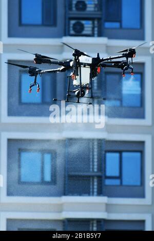 Un drone est contrôlé à distance pour désinfecter une école primaire pour la prévention du nouveau coronavirus et de la pneumonie à Qingdao City, dans la province de Shandong en Chine orientale, le 22 février 2020. (Photo de Yu Fangping / Costfoto/Sipa USA) Banque D'Images