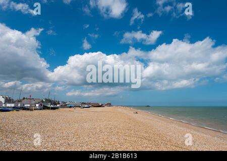 Bateaux à voile alignés au club de voile de Downs sur la plage de Walmer, Deal, Kent, Royaume-Uni Banque D'Images