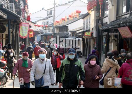 Le 22 février 2020, les personnes portant des masques pour la prévention du nouveau coronavirus et de la pneumonie se bousculent dans une rue pour acheter de la nourriture et des produits de base dans la ville de Suzhou, dans la province de Jiangsu en Chine orientale. (Photo de Wang Jiankang / Costfoto/Sipa USA) Banque D'Images