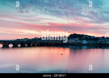 Un matin misté sur les rives de la rivière Torridge, avec des bateaux amarrés sur le quai à Bideford, North Devon, South West, UK Banque D'Images