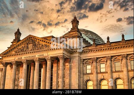 Berlin, Allemagne - 17 juin 2019: Vue de face de l'entrée principale du Parlement du gouvernement allemand dans le centre de Berlin. Ci-Dessus Banque D'Images